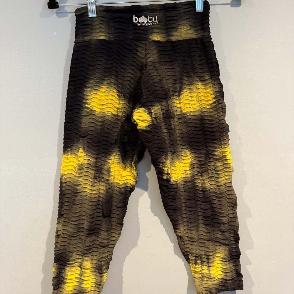 Booty by Brabants Textured Capri Leggings – Yellow & Black Tie-Dye